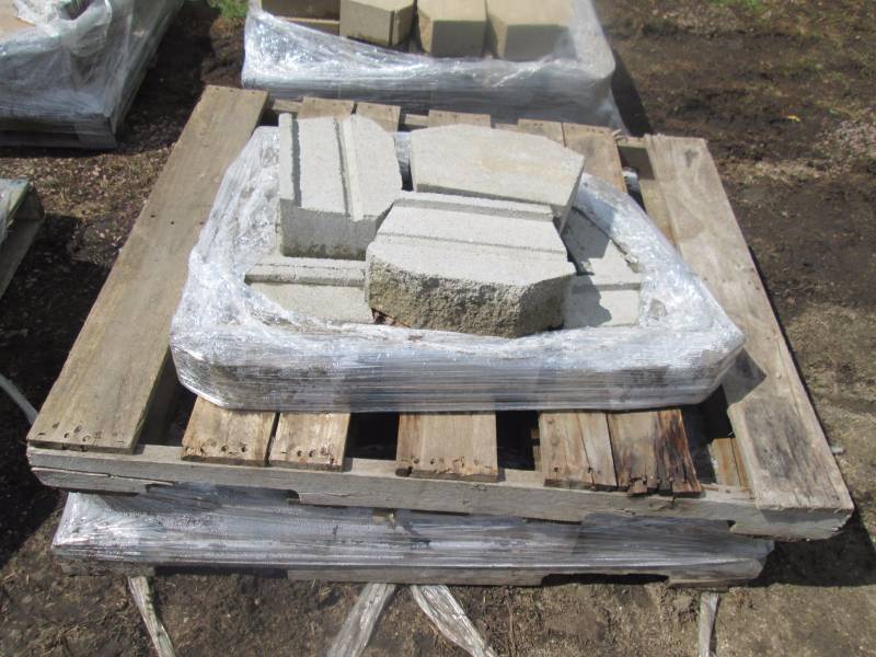 2 Pallets of 4 Lip Block