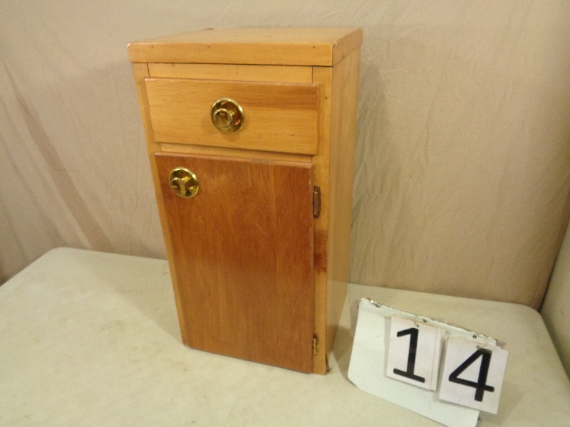 lot 14 image: Side Table  Cabinet