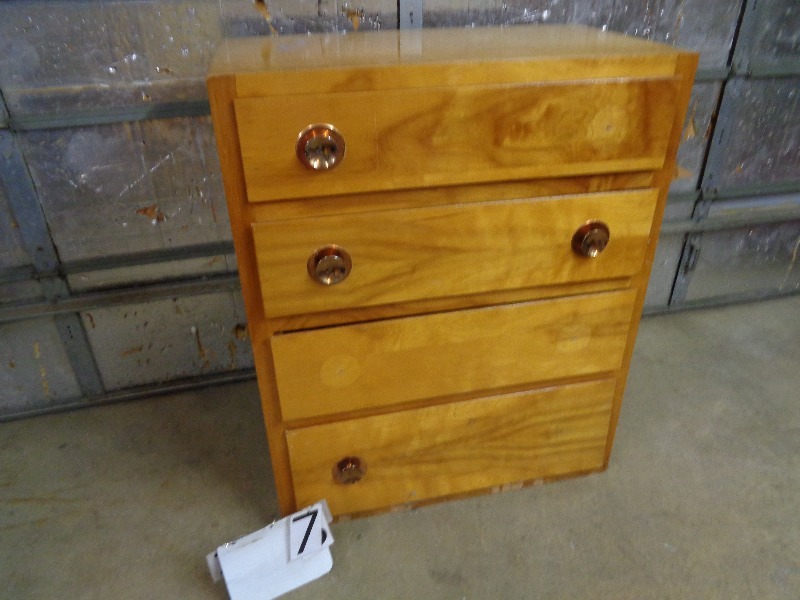 lot 7 image: Dresser
