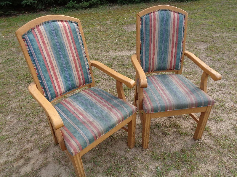 lot 8 image: 2 Arm Chairs