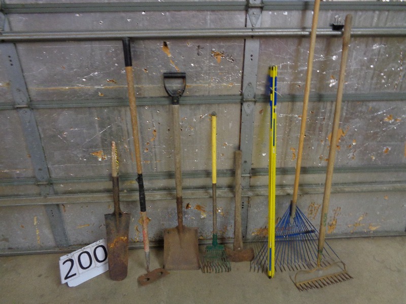lot 200 image: Long Handle Tools