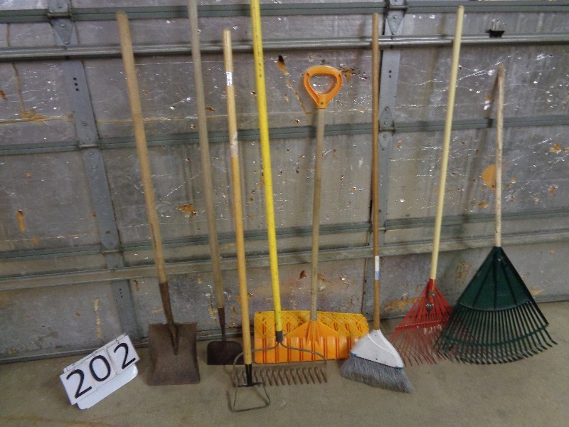 lot 202 image: Long Handle Tools