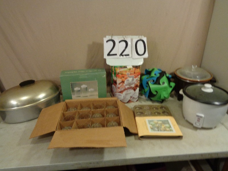 lot 220 image: Petite Four Pan,  Aluminum Roaster, and Kitchen Items