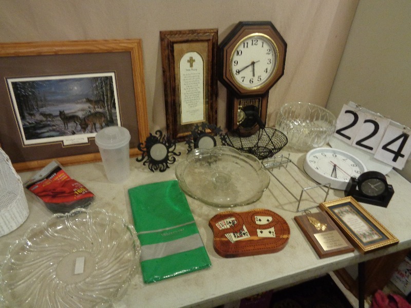 lot 224 image: Decor Items