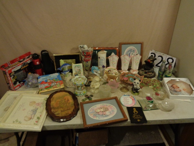 lot 228 image: Home Decor Items