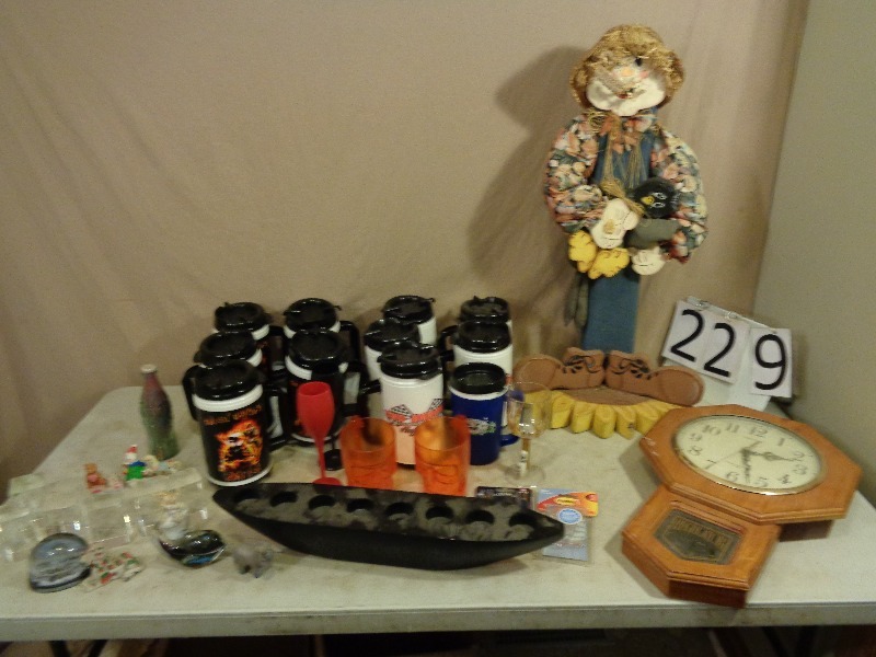 lot 229 image: Mugs and More