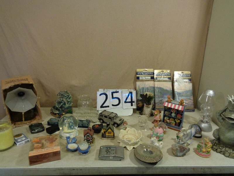 lot 254 image: Home Decor Items