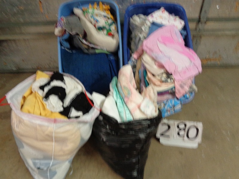 lot 280 image: Large Lot of Linens