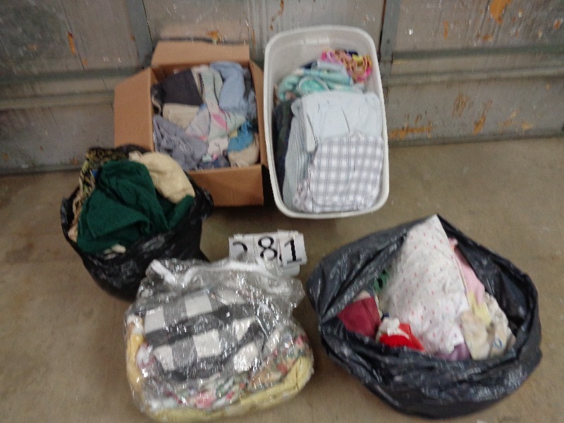 lot 281 image: Large Lot of Linens