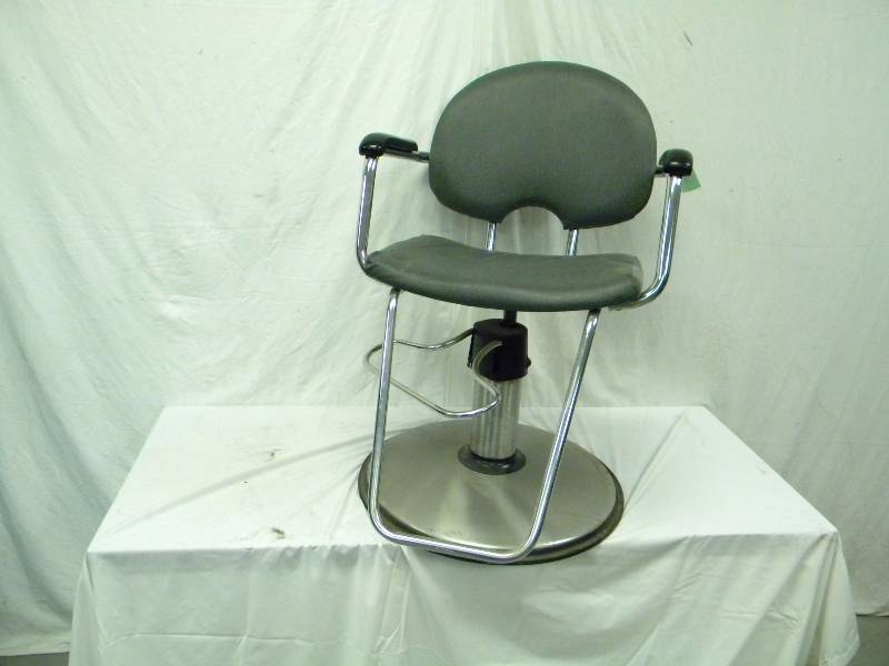 lot 30 image: Salon Chair