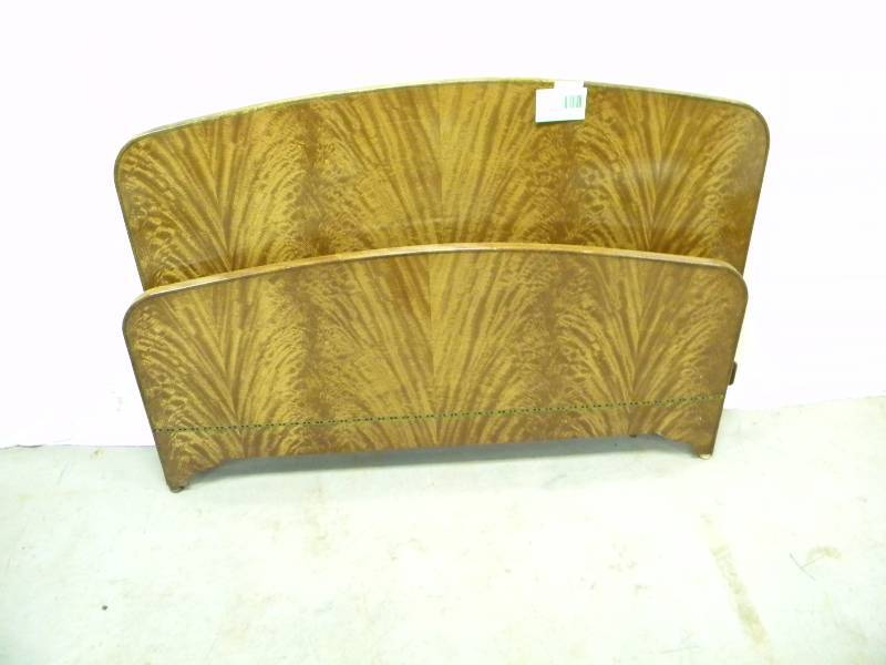 lot 35 image: Simons Vintage Headboard and footboard