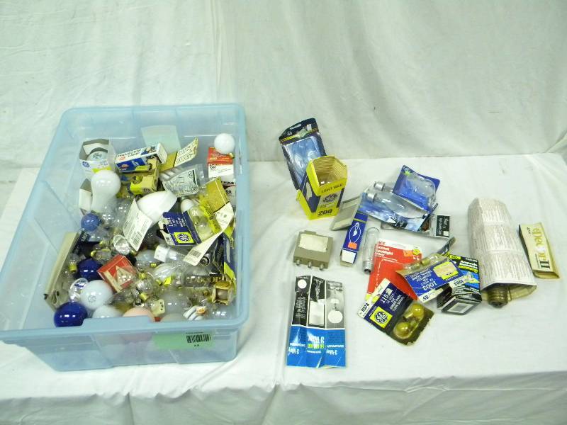 lot 43 image: Lot of Misc Light Bulbs