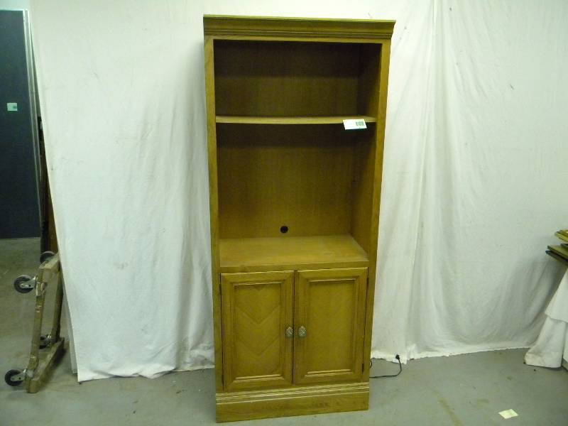 lot 83 image: Lighted Shelving Cabinet
