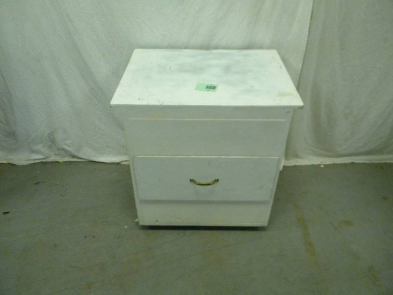 lot 86 image: White Cabinet