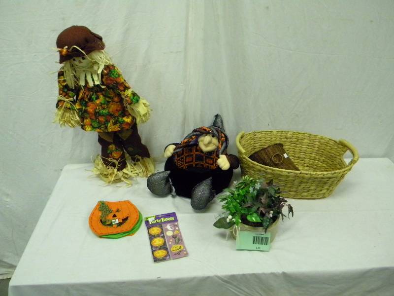 lot 131 image: Holiday Decor Lot