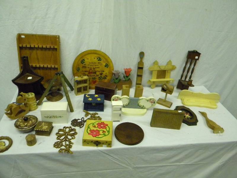 lot 144 image: Misc Lot of Household Decor
