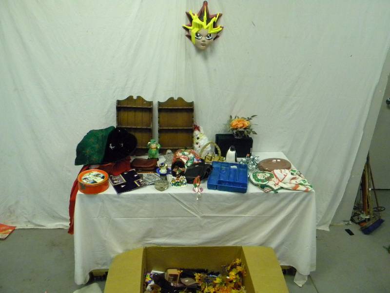 lot 145 image: Home and Holiday Decor