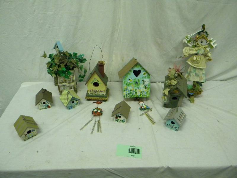 lot 149 image: Bird House Decor Lot