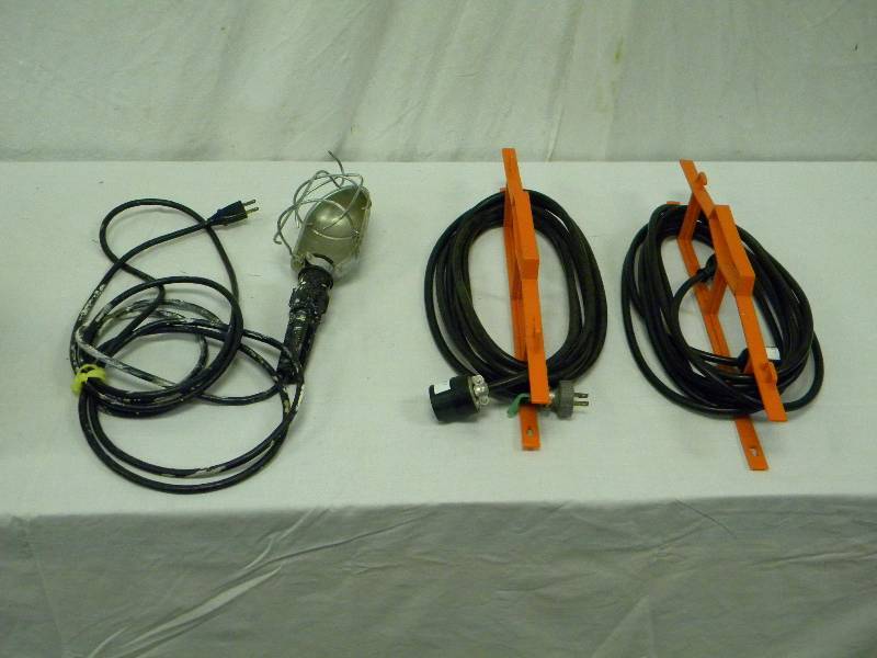 lot 173 image: Trouble Light and Extension Cord Lot