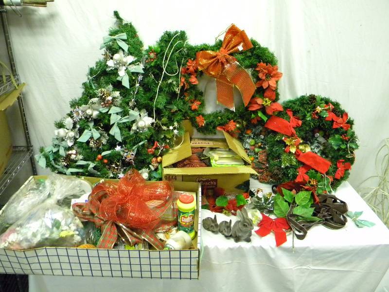 lot 212 image: Holiday Decor Lot