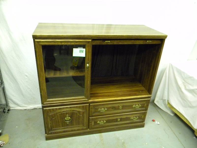 lot 7 image: Entertainment Center