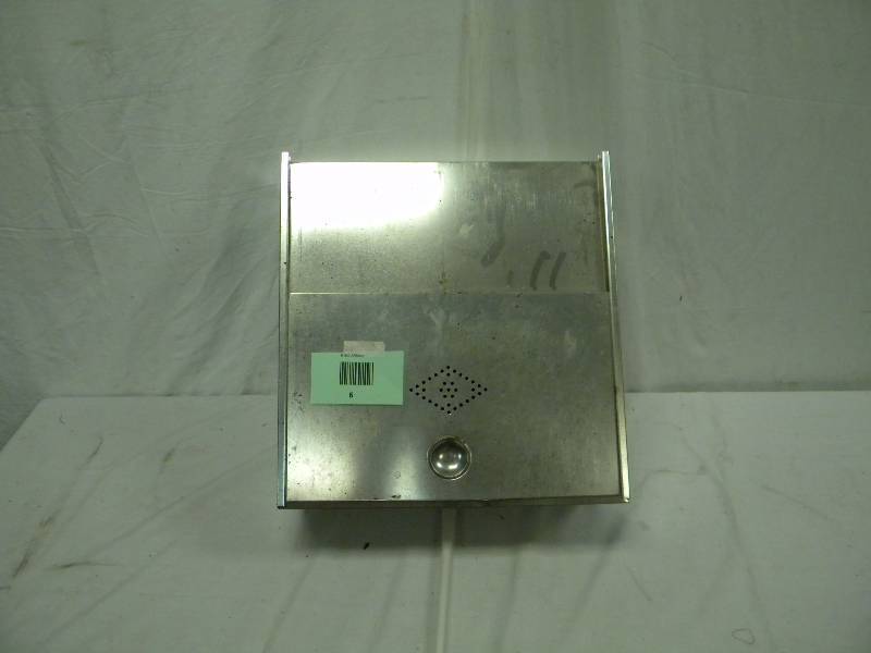 lot 6 image: Vintage Breadbox