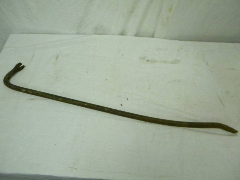 lot 11 image: Crowbar