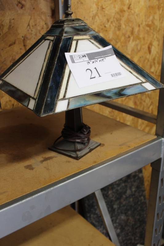 lot 21 image: Decorative Stained Glass Lamp wCord 14 x 14 x 15.