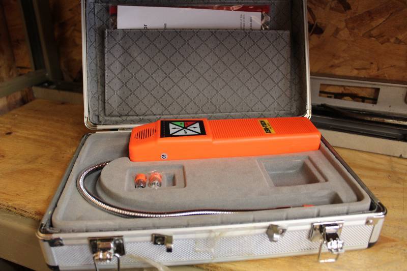 lot 36 image: Cen-Tech Halogen Leak Detector wHard Case Model 92514.