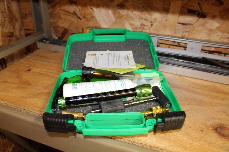 lot 37 image: Spectroline Optimax Jr. Cordless Fluorescent Leak Detection Flashlight wHard Case Model OPX-500.