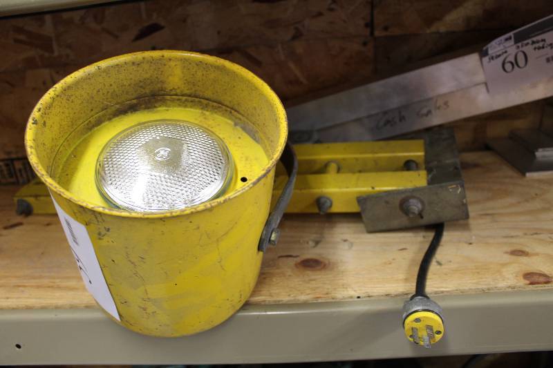 lot 59 image: Loading Dock light with swivel arm Model DL-40 300W.