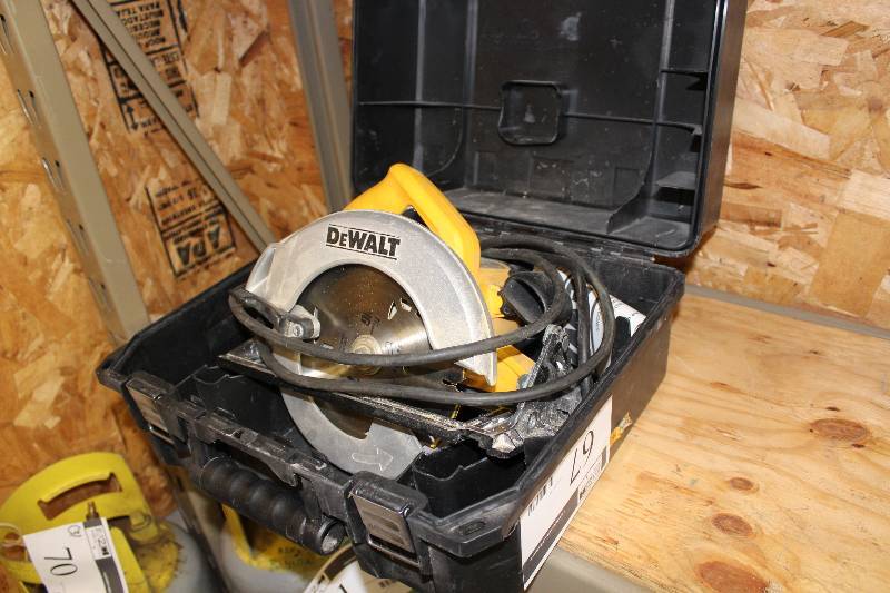lot 67 image: DeWalt Circular Saw wElectric Brake 7-14 DW369.