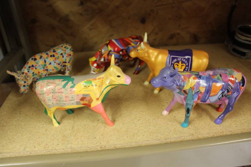lot 88 image: Collectible Lot of (5) Porcelain Decorative Cows.