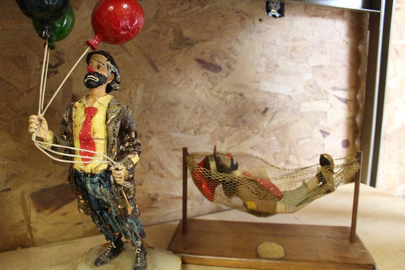 lot 91 image: Lot of (2) Decorative Clowns Including Ron Lee Doll Collection (1).