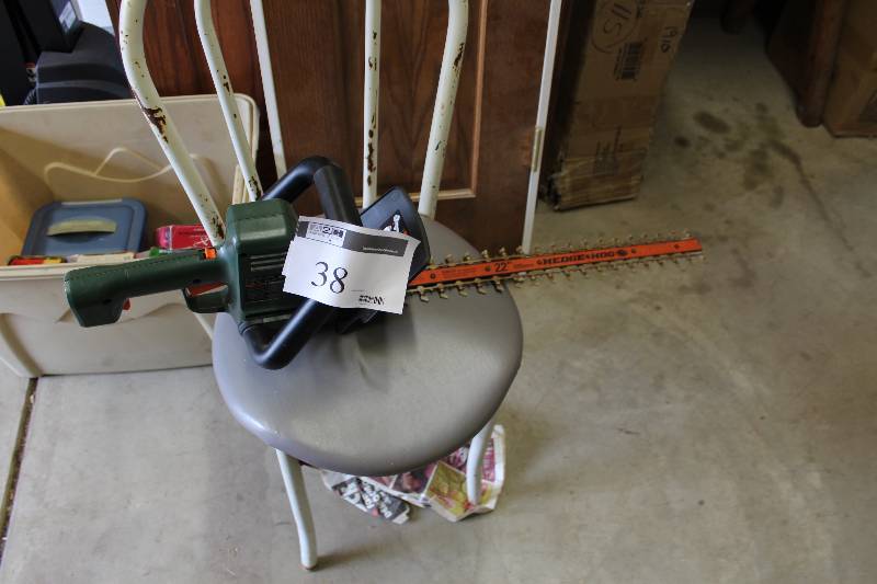 lot 38 image: Hedge Hog Hedge Trimmer Model HS1022 22 Blade.