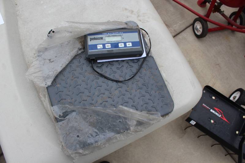 lot 120 image: Pelouze Model 4010 Refrigerant Scale 125lb. Capacity.