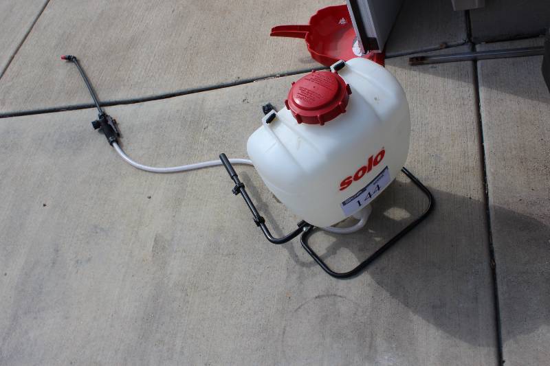 lot 144 image: Solo Weed Sprayer wBucket & Stand.