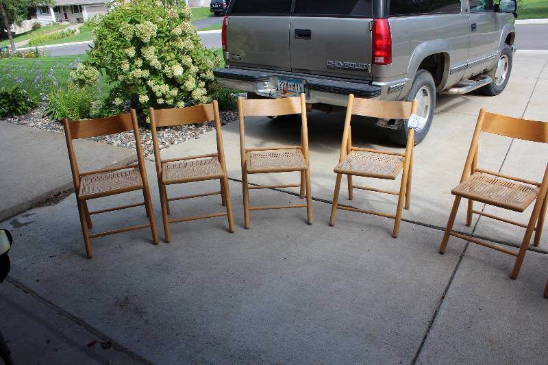 lot 141 image: Lot of (5) Italian Wicker Folding Chairs.