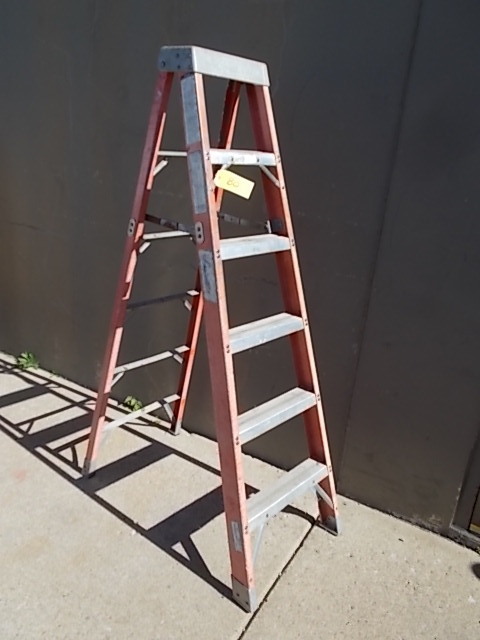 lot 80 image: Louisville 6 Fiberglass Step Ladder