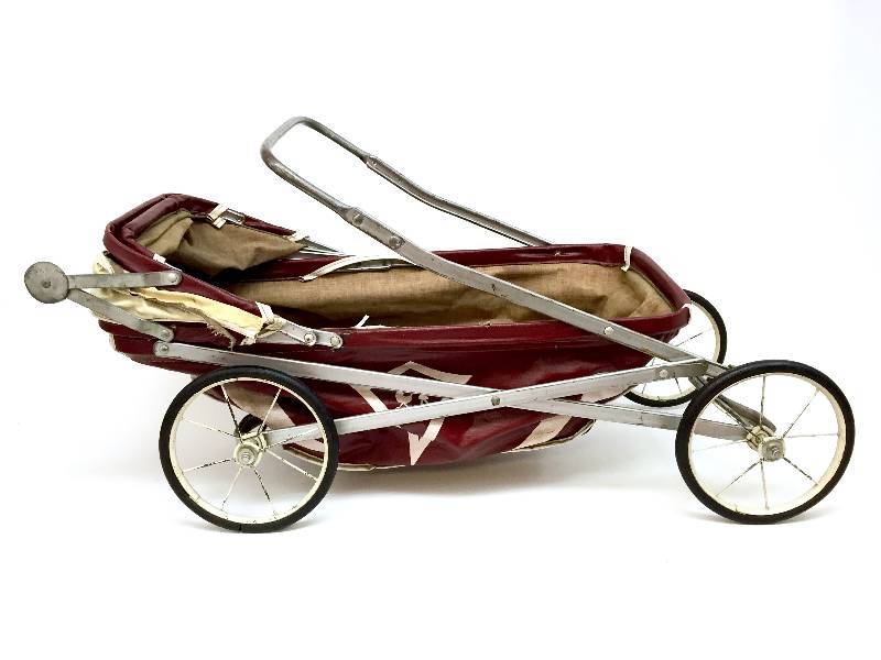 lot 2 image: Scary Vintage Stroller for your cursed dolls