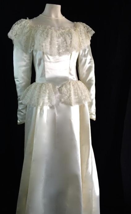 lot 13 image: The cursed wedding dress of the foolish bride