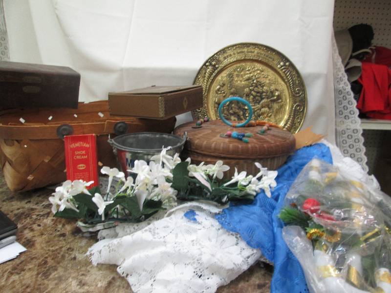 Basket, Venetian shoe cream, Minnes...