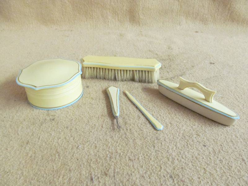 dresser set