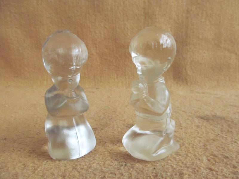 praying boy and girl