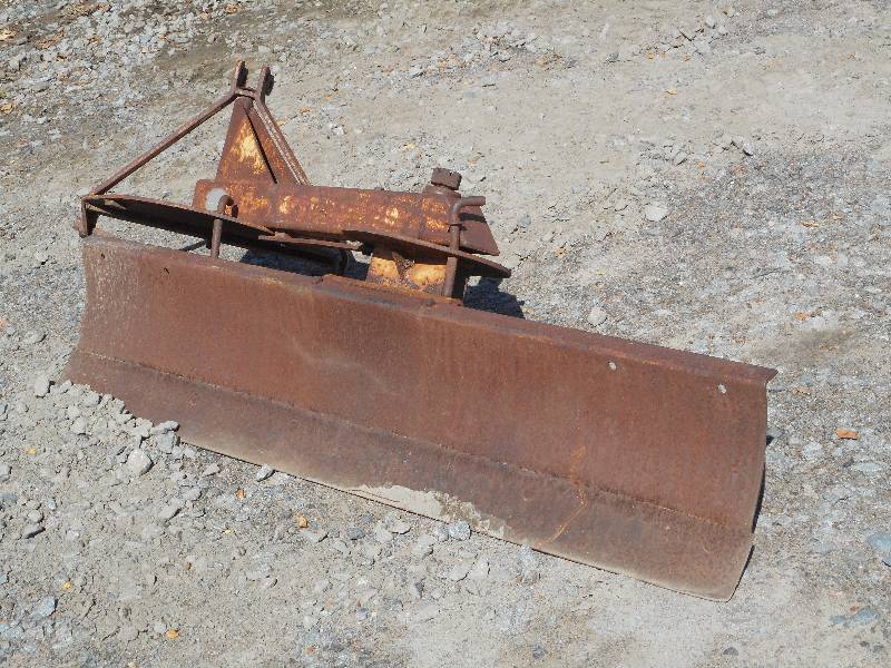 lot 7 image: Seruis Model E3WM Three Point Blade...