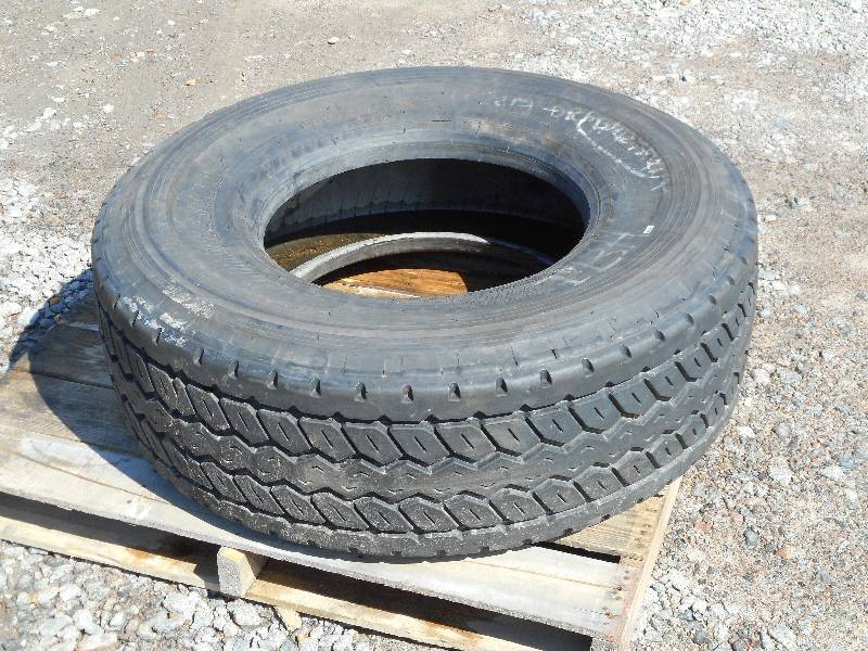 lot 10 image: (1) Bridgestone 42565R22.5 Truck ...