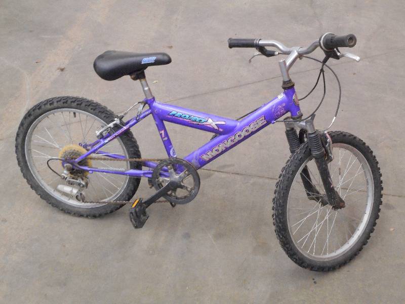 lot 16 image: Mongoose ProjectX Girls Bicycle, Us...