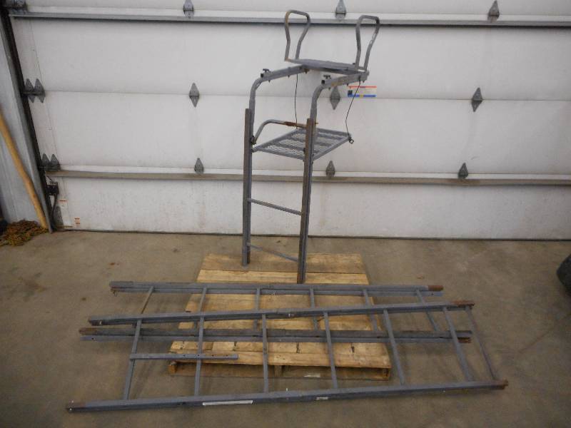 lot 31 image: 16ft Portable Ladder Stand, Double-...