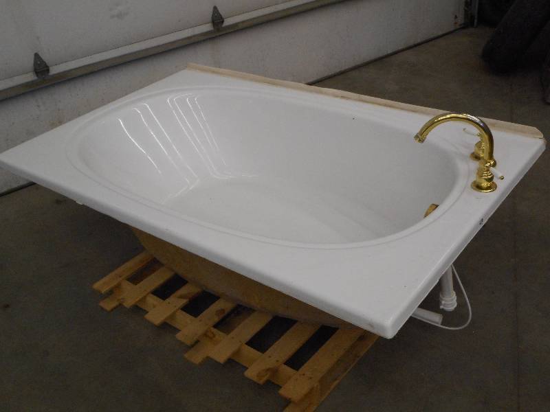 lot 49 image: Pearl 44x72 Bathtub With Faucet ...