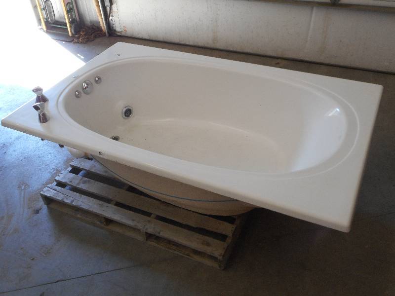 lot 51 image: Pearl 44x72 120Volt Jacuuzi Tub ...